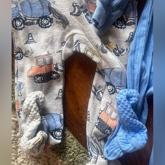 12M bundle of 2 long sleeve onesies - Picture 2 of 4